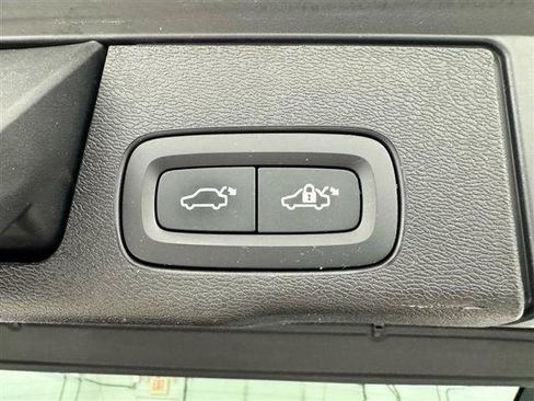 Used 2020 Volvo XC60 T6 Momentum AWD/4WD image 8
