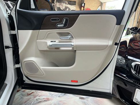 Used 2020 Mercedes-Benz GLB 250 4MATIC w/ Premium Package image 29