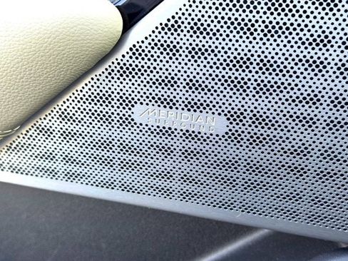 Used 2018 Land Rover Range Rover Velar R-Dynamic SE image 17