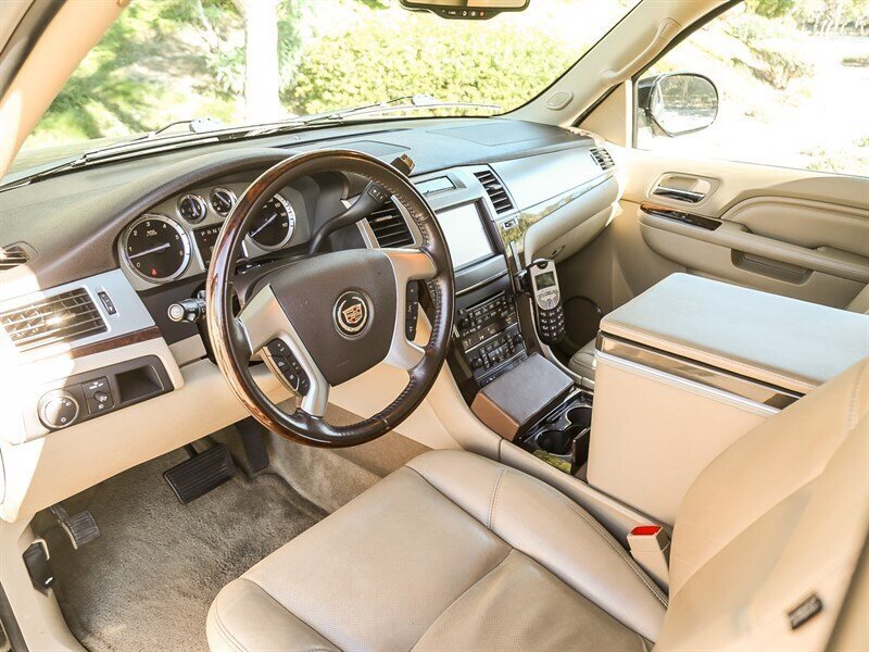 Used 2014 Cadillac Escalade ESV Premium AWD/4WD image 36