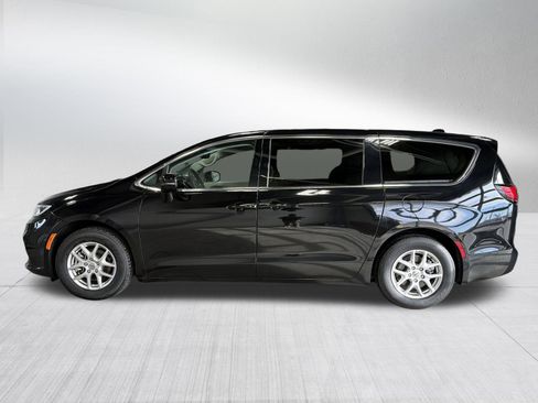 Used 2024 Chrysler Pacifica Touring-L image 4