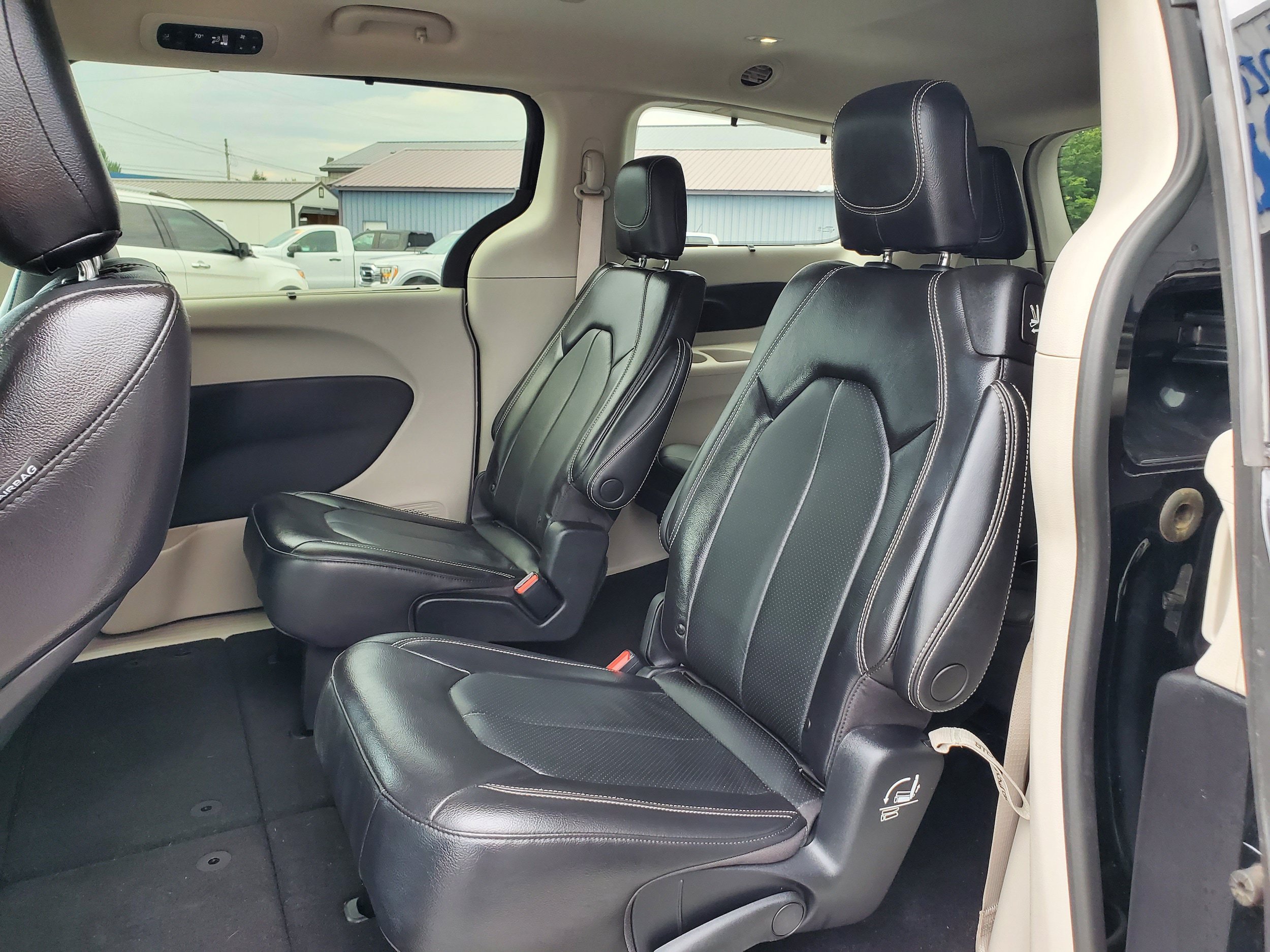 Used 2022 Chrysler Pacifica Touring-L FWD image 25