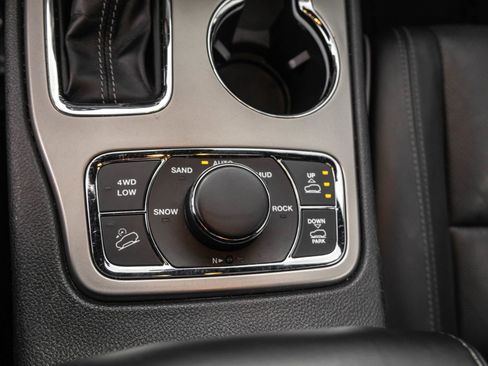 Used 2021 Jeep Grand Cherokee Overland AWD/4WD image 28
