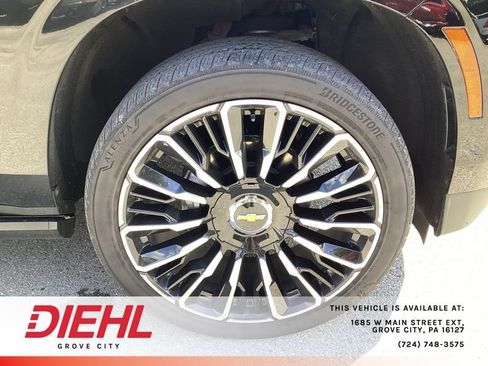 Used 2025 Chevrolet Suburban High Country AWD/4WD image 9