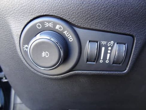 Used 2024 Jeep Compass Latitude image 16