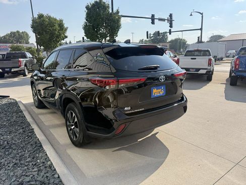 Used 2021 Toyota Highlander XLE AWD/4WD image 4