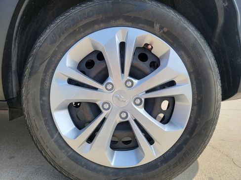 Used 2025 Chevrolet Trax LS w/ Driver Confidence Package FWD image 32