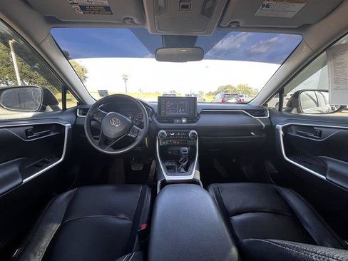 Used 2019 Toyota RAV4 LE FWD image 11