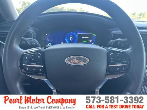 Used 2022 Ford Explorer Platinum w/ Premium Technology Package image 13