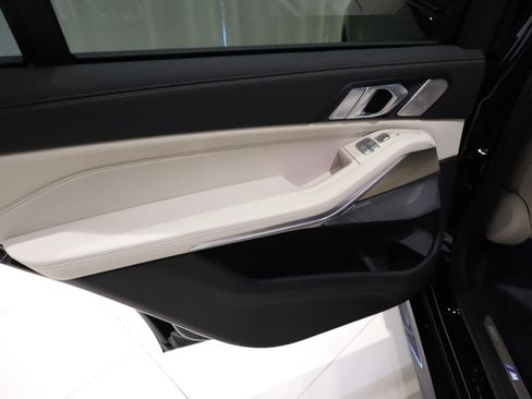 Used 2025 BMW X7 M60i image 21