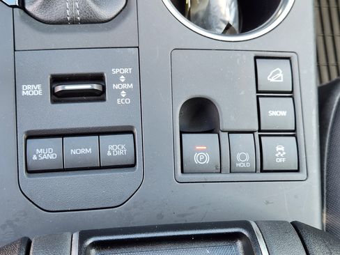 Used 2024 Toyota Highlander LE AWD/4WD image 23
