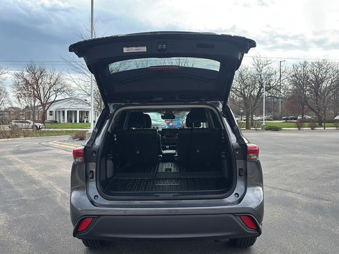 Used 2021 Toyota Highlander XLE image 6