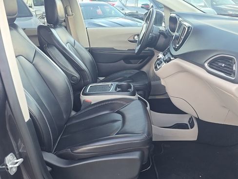 Used 2023 Chrysler Pacifica Touring-L image 15