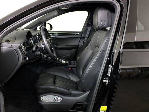 Certified 2025 Porsche Macan AWD/4WD image 5