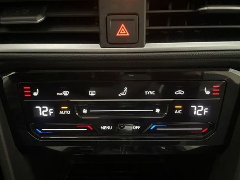 Certified 2025 Volkswagen Taos SE w/ Panoramic Sunroof Package image 21