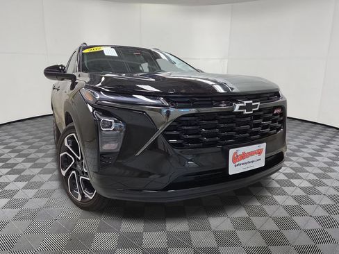 Used 2024 Chevrolet Trax RS w/ Sunroof Package FWD image 2