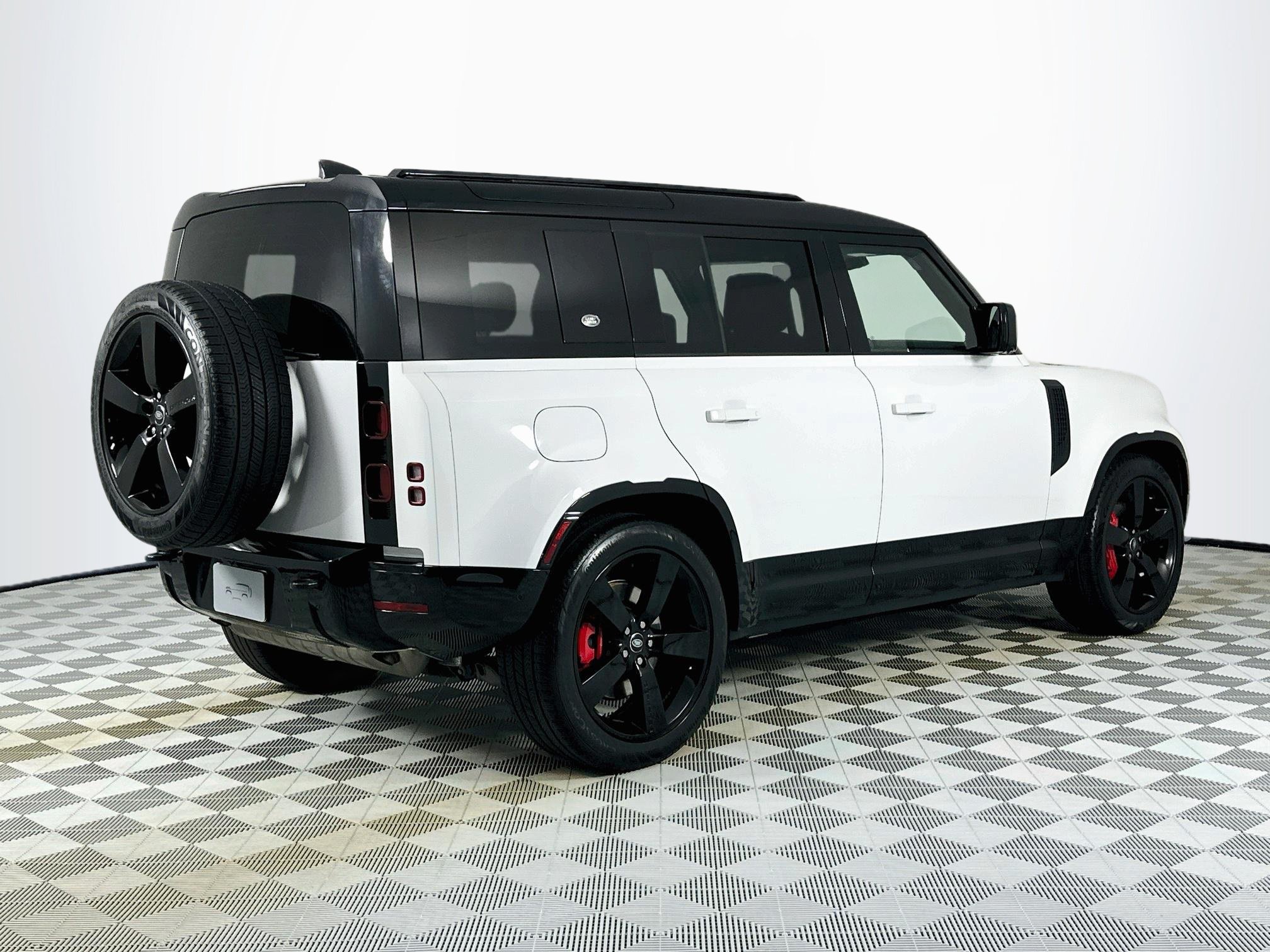 Certified 2024 Land Rover Defender 110 X-Dynamic SE AWD/4WD image 5