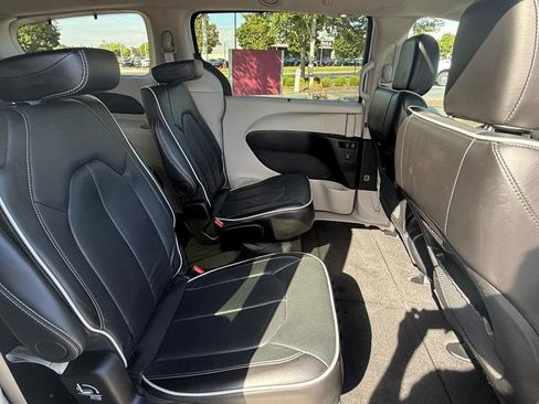 Used 2024 Chrysler Pacifica Limited FWD image 9