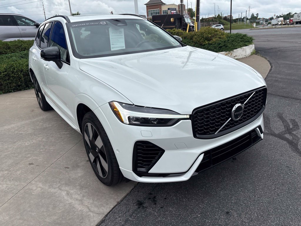 Certified 2025 Volvo XC60 T8 Plus w/ Protection Package Premier AWD/4WD image 4