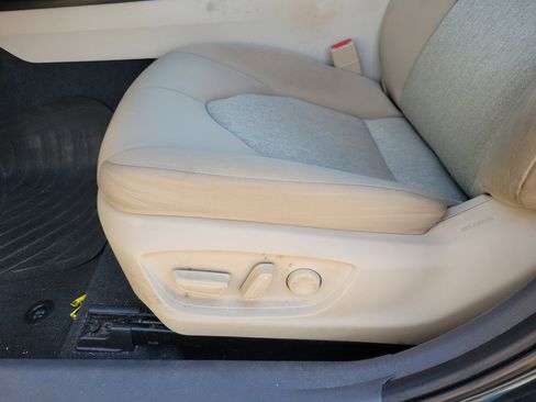 Used 2020 Toyota Camry LE FWD image 5