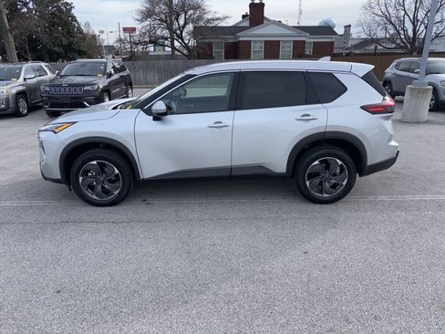 Used 2025 Nissan Rogue SV image 2