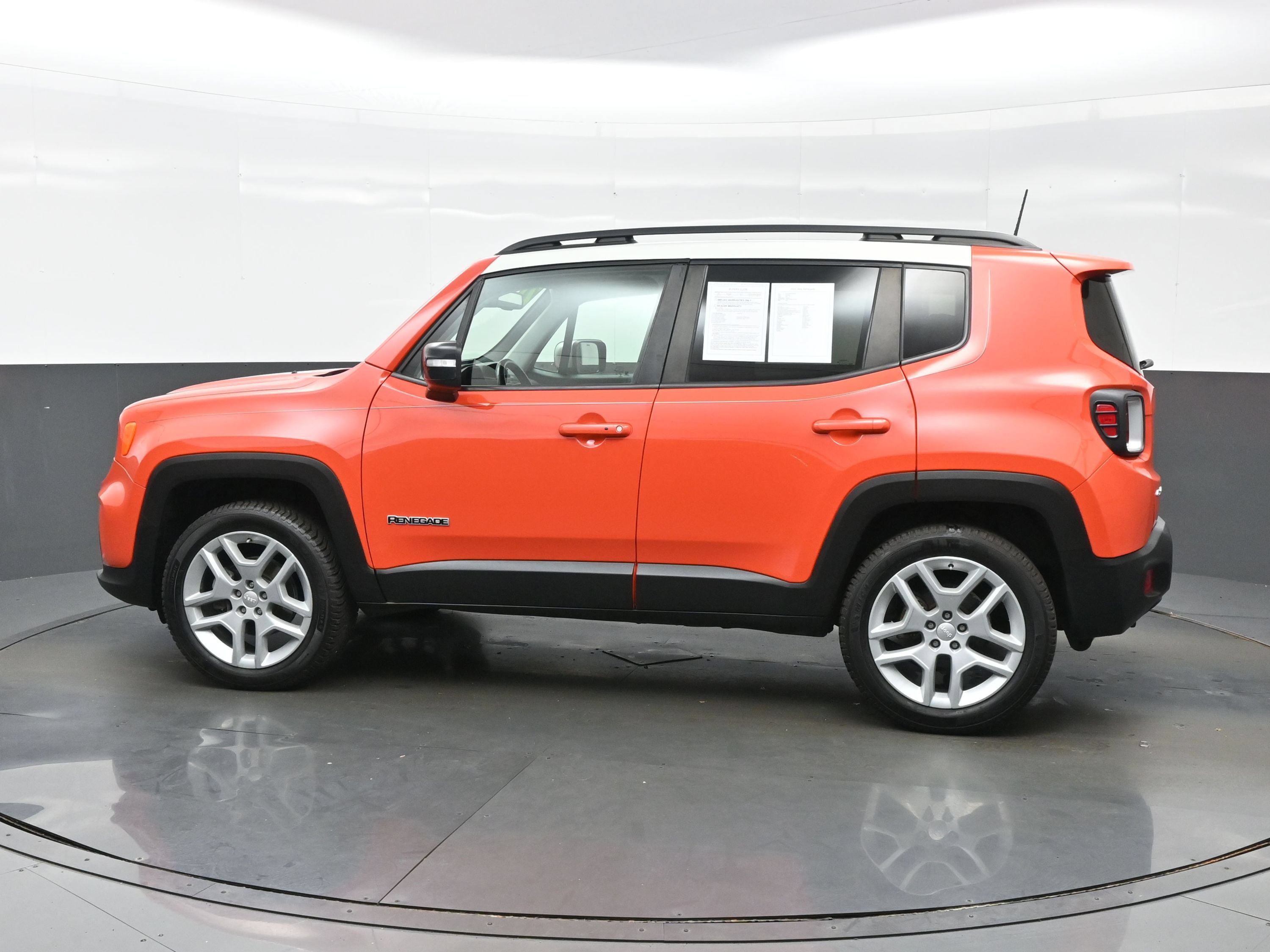 Used 2021 Jeep Renegade Latitude AWD/4WD image 3