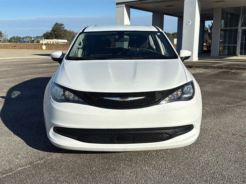 Used 2022 Chrysler Voyager LX image 3