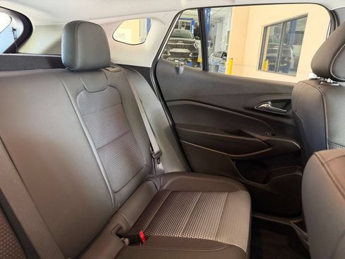 Used 2025 Chevrolet Trax LT FWD image 32