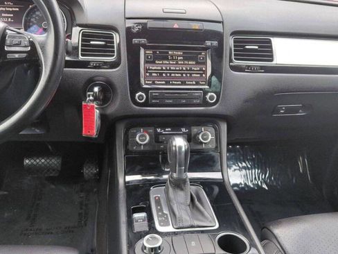 Used 2014 Volkswagen Touareg Sport image 15