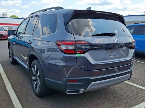 Used 2024 Honda Pilot Touring image 3