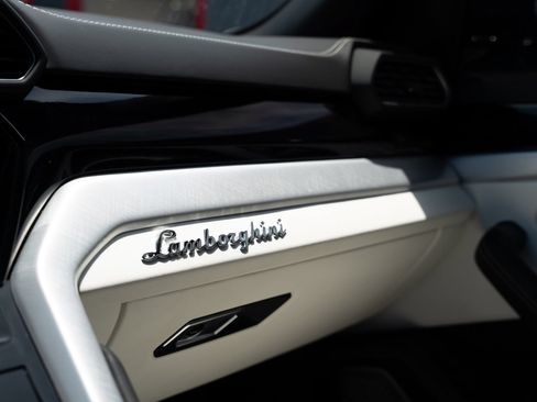 Used 2022 Lamborghini Urus AWD/4WD image 22