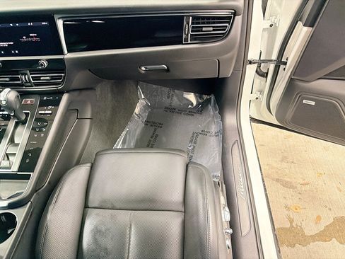 Certified 2023 Porsche Macan image 18