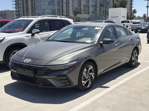 Used 2025 Hyundai Elantra SEL FWD image 14