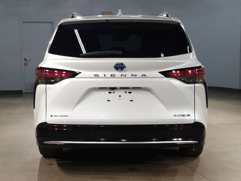 Used 2025 Toyota Sienna Platinum image 6