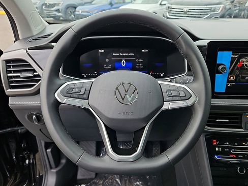 New 2026 Volkswagen Taos SE FWD image 18