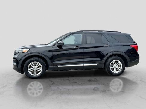 Used 2023 Ford Explorer XLT AWD/4WD image 3