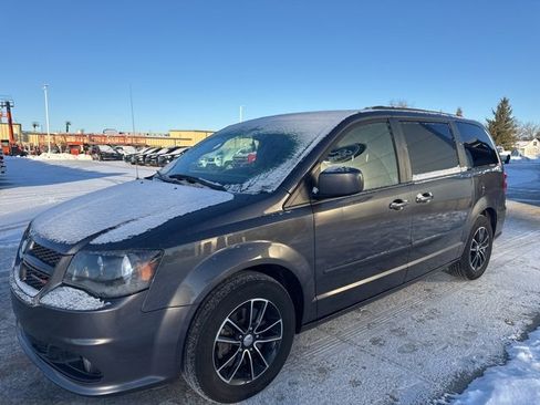 Used 2017 Dodge Grand Caravan GT image 2