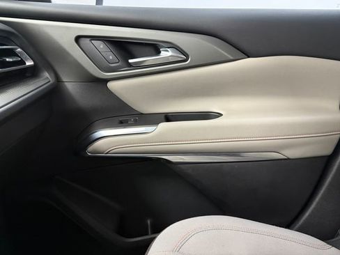 Used 2025 Chevrolet Traverse LT FWD image 23