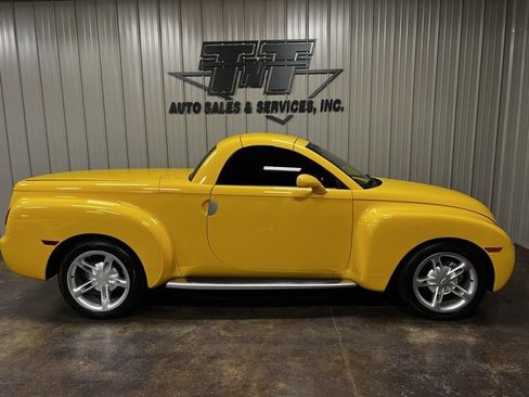 Used 2003 Chevrolet SSR w/ Preferred Equipment Group image 8