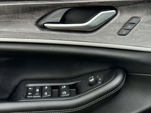 Used 2022 Jeep Grand Cherokee Limited w/ Luxury Tech Group II RWD image 19