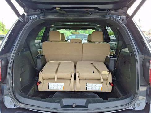 Used 2017 Ford Explorer XLT w/ Equipment Group 202A AWD/4WD image 32
