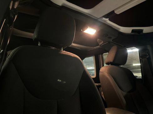 Used 2018 Jeep Wrangler Unlimited Sport S image 16