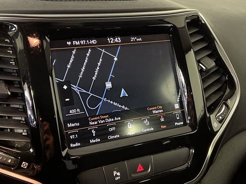 Used 2019 Jeep Cherokee Limited image 27