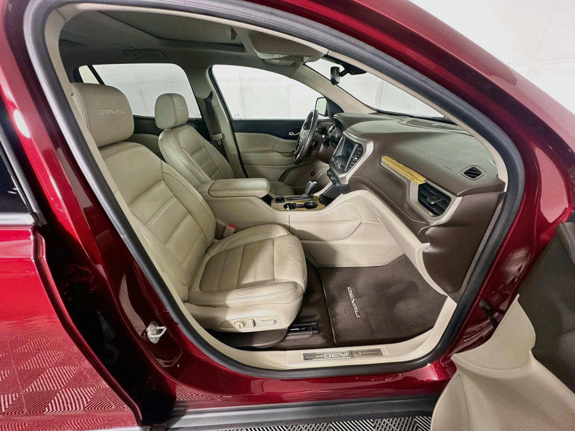 Used 2018 GMC Acadia Denali w/ Technology Package FWD image 34