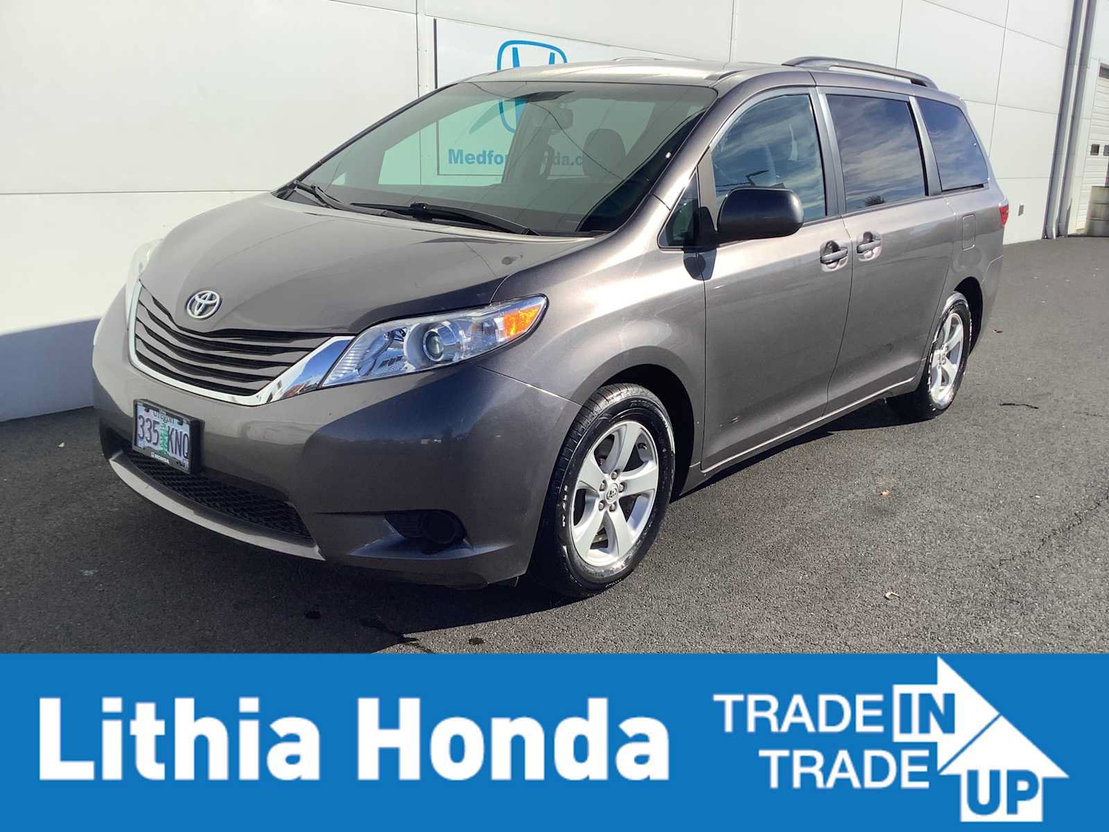 Used 2017 Toyota Sienna LE FWD image 1