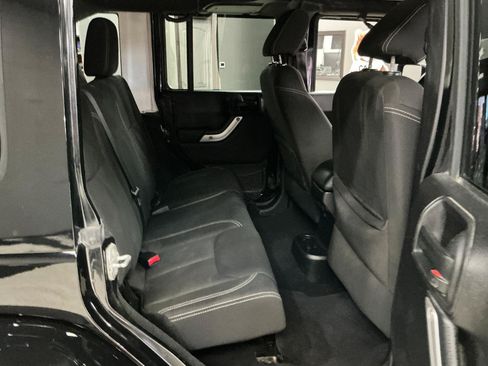 Used 2015 Jeep Wrangler Unlimited Sahara w/ Connectivity Group AWD/4WD image 21