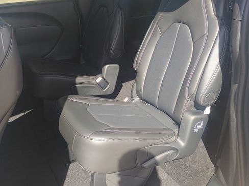 New 2025 Chrysler Pacifica Select image 20