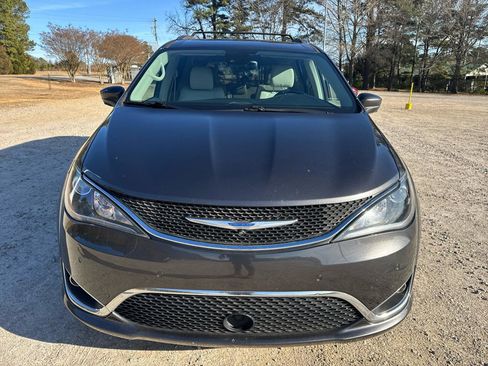 Used 2018 Chrysler Pacifica Touring-L w/ Advanced Safetytec Group image 3
