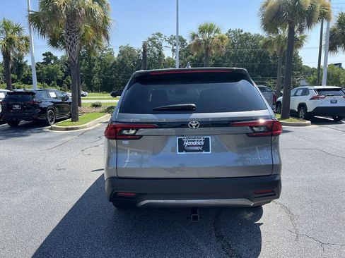 Used 2025 Toyota Grand Highlander AWD image 9