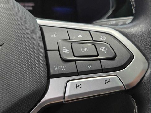 Used 2023 Volkswagen Taos SE w/ Panoramic Sunroof Package FWD image 31